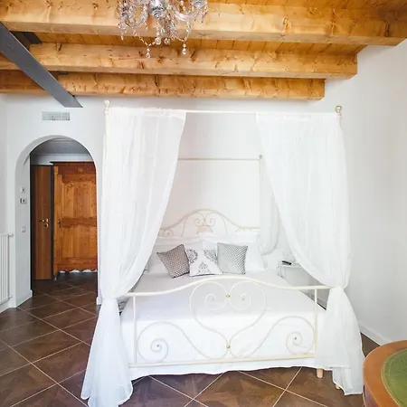 Alessia's Place 4*